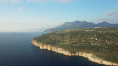 Yazın güneşli bir günde Avrupa, Yunanistan, Moreloponnese, Mani 'deki Diros plajlarının panoramik manzarası.