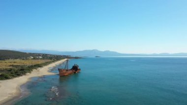 Dimitrios Wreck, yazın güneşli bir günde, Avrupa, Yunanistan, Moreloponnese, Mani sahillerinde Gythio 'ya doğru.