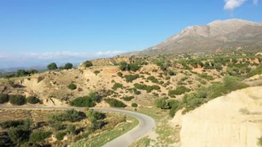 Tortora 'nın Avrupa, İtalya ve Calabria' daki yamaçlardaki evleri güneşli bir günde..