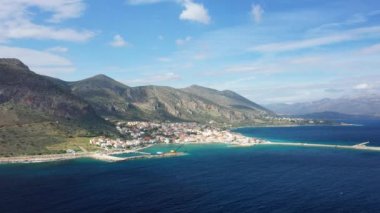 Yazın güneşli bir günde, Avrupa, Yunanistan, Mora, Arcadia 'daki yeni Monemvasia kasabası.
