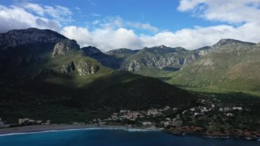Lagos şehri, okyanus ve kayalıklar, Avrupa 'da, Portekiz' de, Algarve 'de, yazın, güneşli bir günde, Albufeira' ya doğru.