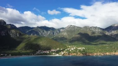 Paralia 'dan Monemvasia' ya, Yunanistan 'a, Mora' ya, Arcadia 'ya yazın güneşli bir günde.