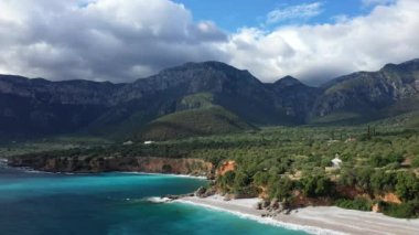 Yazın güneşli bir günde Paralia 'nın Monemvasia' ya doğru çakıl taşı plajı ve Avrupa, Yunanistan, Moreloponnese, Arcadia 'daki yeşil kırsal bölgeleri.