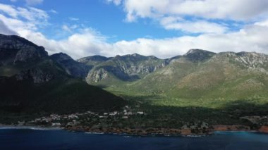 Yazın güneşli bir günde Paralia 'dan Monemvasia' ya, Yunanistan 'a, Mora' ya, Arcadia 'ya uzanan görkemli yeşil kırsal bölge..
