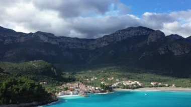 Yazın güneşli bir günde, Paralia 'dan Monemvasia' ya, Yunanistan 'a, Mora' ya, Arcadia 'ya kadar İyon Denizi' nin ilahi renkleri.