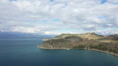 Avrupa 'daki İyon Denizi kıyısındaki yeşil kırsal bölgede, Yunanistan' da, güneşli bir günde, yazın Mora 'da..