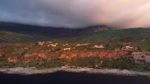 Ένα Χωριό Στις Πλαγιές Των Βράχων Στην Ευρώπη Ελλάδα Πελοπόννησο — Αρχείο Βίντεο