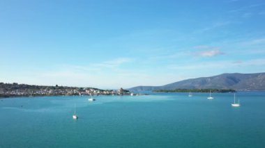 Güzel Algarve kıyıları, Avrupa, Portekiz, Algarve 'nin kayalıkları, güneşli bir yaz gününde Albufeira' ya doğru..