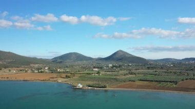 Güzel Algarve kıyıları, Avrupa, Portekiz, Algarve 'nin kayalıkları, güneşli bir yaz gününde Albufeira' ya doğru..