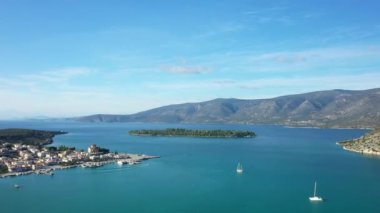 Güzel Algarve kıyıları, Avrupa, Portekiz, Algarve 'nin kayalıkları, güneşli bir yaz gününde Albufeira' ya doğru..