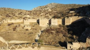 Yunanistan 'ın Avrupa kenti Akrokorint' in antik duvarlı şehrine girişi, güneşli bir günde yaz aylarında Corinth 'e doğru Moreloponnese..