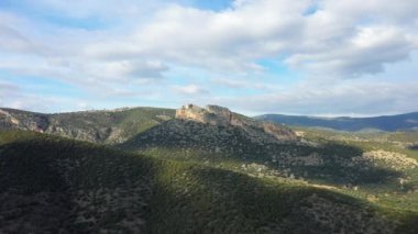 Yazın güneşli bir günde Hermione 'ye doğru Avrupa, Yunanistan, Moreloponnese, Argolis' te yeşil kırsal ve kayalık zirveler.