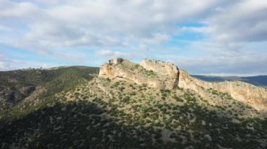 Yazın güneşli bir günde, Avrupa, Yunanistan, Mora, Argolis 'teki Myrto Denizi' ne doğru Hermione 'ye doğru bir dağ..