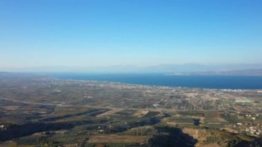 Yazın güneşli bir günde Corinth Avrupa, Yunanistan, Mora, Corinthia çevresindeki kırsal bölgelerde.