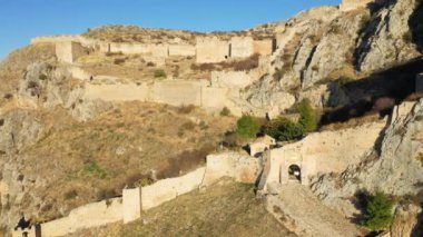 Avrupa, Yunanistan ve Mora 'da Akrokorinth' in girişi. Yazın güneşli bir günde Corinth 'e doğru..