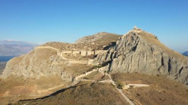 Yazın güneşli bir günde, Avrupa, Yunanistan, Mora 'daki Akrokorinth Dağı' nda Corinth 'e doğru.
