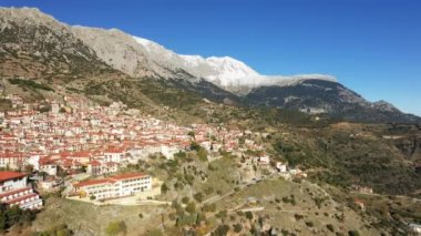 Yunanistan 'ın orta kesimindeki Avrupa' nın Arachova kenti, yaz aylarında güneşli bir günde Delphi 'ye doğru.