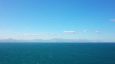 Avrupa 'daki yüce İyon Denizi, Yunanistan, Mora Denizi, yazın güneşli bir günde Corinth' e doğru.