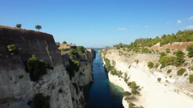 Yazın güneşli bir günde Avrupa, Yunanistan, Mora, Corinthia 'daki Corinth Kanalı.