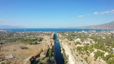 Yazın güneşli bir günde Avrupa, Yunanistan, Mora, Corinthia 'daki İyon Lamer ve Korint Kanalı.