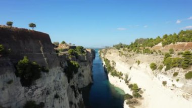 Yazın güneşli bir günde Avrupa, Yunanistan, Mora, Corinthia 'daki Corinth Kanalı.