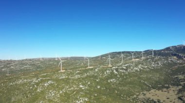 Yunanistan 'ın orta kesimindeki Avrupa' daki rüzgar türbinlerinin güneşli bir günde, yaz aylarında Thisbe 'ye doğru panoramik görüntüsü.