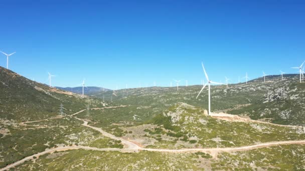 阳光灿烂的一天 在希腊中部的欧洲 一个巨大的风力涡轮机场向着西斯贝飞去 — 图库视频影像