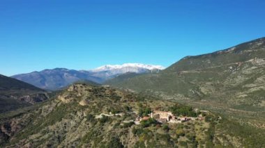 Avrupa 'daki Hosios Loukas Manastırı, Yunanistan' ın orta kesiminde, yazın güneşli bir günde Delphi 'ye doğru..