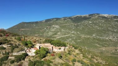 Hosios Loukas Manastırı, Yunanistan 'ın orta kesimindeki Avrupa tepesinde, güneşli bir yaz gününde Delphi' ye doğru.