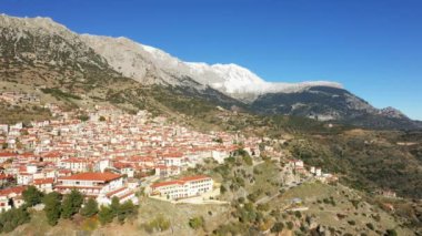 Yunanistan 'ın orta kesimindeki Avrupa' nın Arachova tatil beldesi Delphi 'ye doğru, güneşli bir günde yaz aylarında.