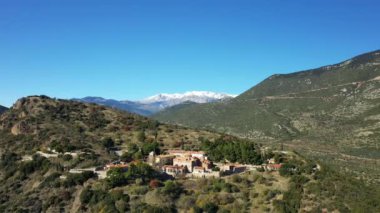 Yunanistan 'ın orta kesimindeki Hosios Loukas Manastırı' ndan yazın güneşli bir günde Delphi 'ye doğru panoramik manzara.