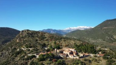 Hosios Loukas Manastırı, Yunanistan 'ın orta kesimindeki yeşil bitki örtüsünün ortasında, güneşli bir günde, yazın Delphi' ye doğru..