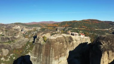 Aghia Triada Manastırı 'nın Avrupa, Yunanistan' daki panoramik manzarası, güneşli bir sonbaharda Teselya.