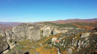 Avrupa, Yunanistan ve Sonbaharda güneşli bir günde Meteora 'nın panoramik manzarası.