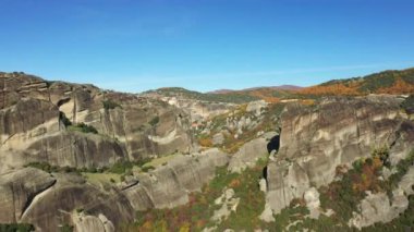Avrupa 'daki görkemli Meteora manzarası, Yunanistan, Sonbaharda Teselya güneşli bir günde.