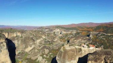 Meteora manastırları, sonbaharda, güneşli bir günde Avrupa, Yunanistan ve Teselya 'daki kayaların üzerinde..