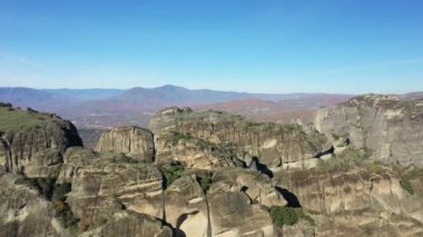 Sonbaharda, güneşli bir günde Avrupa, Yunanistan ve Teselya 'daki Meteora Kayalıklarının panoramik manzarası.