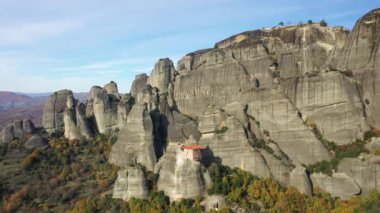 Avrupa, Yunanistan 'daki Agios Nikolaos Manastırı, güneşli bir günde sonbaharda Teselya.