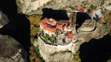 Col de la Serra 'nın Ceneviz kuleleri, Avrupa' da, Fransa 'da, Korsika' da, Bastia 'ya doğru, Akdeniz kıyısında, yazın, güneşli bir günde.