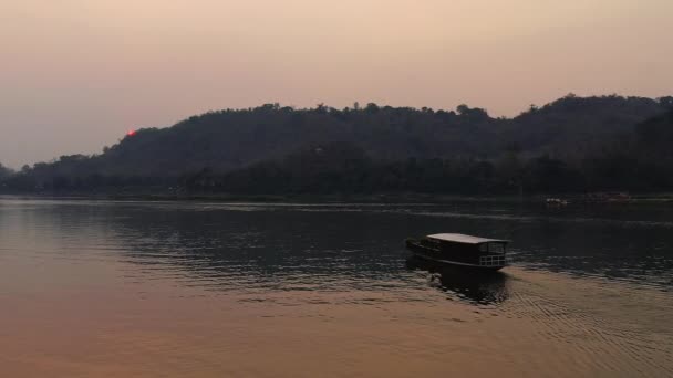 Łódź Rzece Mekong Azji Laos Luang Prabang Podczas Zachodu Słońca — Wideo stockowe