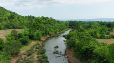 Güneşli bir günde Thakek 'e doğru, Asya' daki Nam Theun, Laos, Khammouane çevresindeki yemyeşil tropik ağaçlar..
