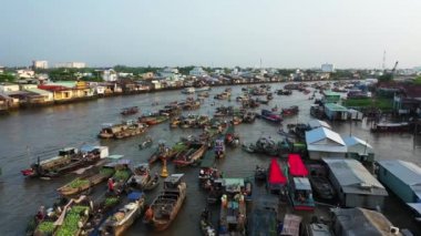 Yazın güneşli bir günde Asya, Vietnam, Mekong Delta, Can Tho 'da Büyük Cai Rang Yüzen Pazarı.