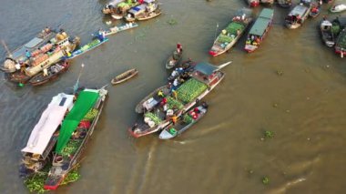 Yazın güneşli bir günde, Mekong Nehri 'ndeki Cai Rang Denizcilik Pazarı' nda, Vietnam 'da, Mekong Deltası' nda, Can Tho 'da tekneler..