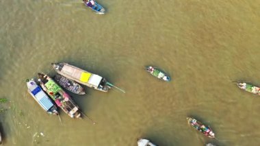 Yazın, güneşli bir günde, Asya, Vietnam, Mekong Delta ve Can Tho 'da Cai Rang Yüzen Pazarı' nda bazı tekneler..