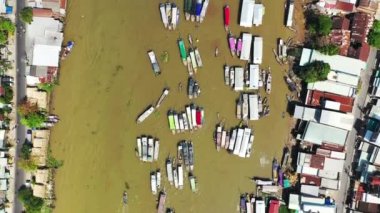 Asya şehir merkezinde Cai Rang Yüzen Pazarı, Vietnam, Mekong Delta, Yazın güneşli bir günde Can Tho.