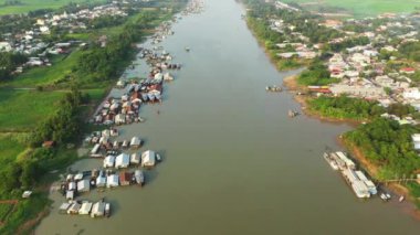 Yazın güneşli bir günde Mekong Deltası 'nda, Asya, Vietnam' daki Mekong Nehri 'nde, Ho Chi Minh şehrine doğru yüzen Chau Doc köyü..