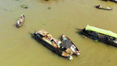 Bir tüccar teknesi, güneşli bir günde, Asya, Vietnam, Mekong Delta ve Can Tho 'daki Cai Rang Yüzen Pazarı' nda Mekong Nehri 'nde yüzer..