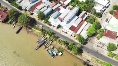 Yazın güneşli bir günde, Asya 'da, Vietnam' da, Mekong Delta 'da, Can Tho' da Cai Rang Yüzen Pazarı 'nda demirlemiş birkaç tekne..