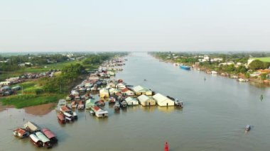 Asya, Vietnam 'daki Bassac Nehri' ndeki Chau Doc köyü, yazın güneşli bir günde Mekong Deltası 'nda Ho Chi Minh şehrine doğru ilerliyor..