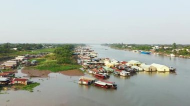 Yazın güneşli bir günde, Mekong Nehri 'nin ortasında, Asya' daki Chau Doc, Vietnam, Mekong Deltası 'nda Ho Chi Minh şehrine doğru demirlemiş tekneler..